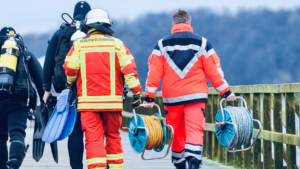 Berufsfeuerwehr mit Tauchern unterwegs zur Wasserrettung