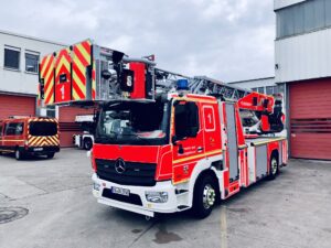 Drehleiter mit Korb neu im Rosenbauerwerk Karlsruhe Ansicht seitlich vorne